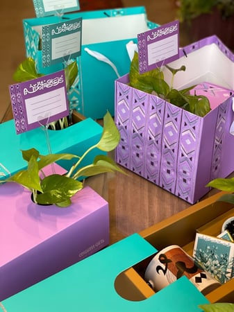 عيدية كاملة  بوكس مع الكيس واكواب الحروف العربي و الشوكلاته و شجرة البوتس الطبيعيه