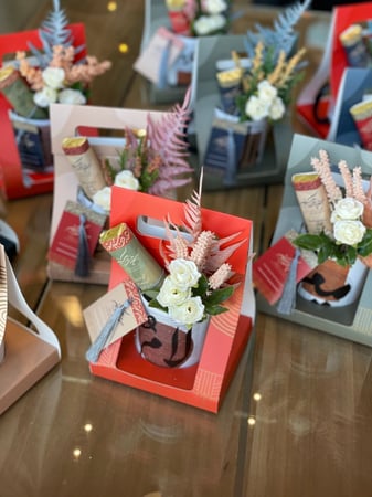 عيديات  "حروف عربي " بالورد و الشوكلاته والبطاقة