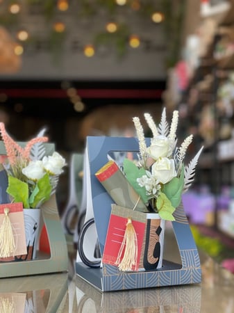 اكواب حروف  عربي بالتغليف  بالورد و الشوكلاته والبطاقة  "مناسب للإهداء لجميع المناسبات"