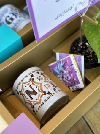 "مناسبات عامة   "هديه كاملة اكواب الحروف الإنجليزية  و الشوكلاته و شجرة البوتس الطبيعيه مع الكيس