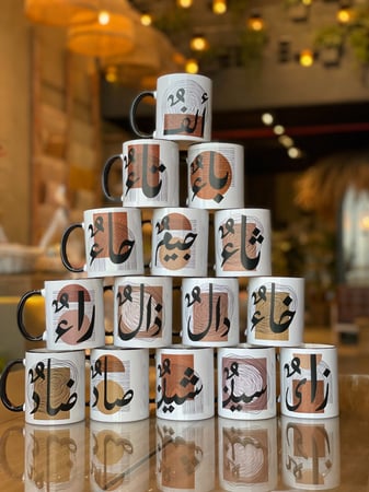 "شكر  للمعلمة والمعلم  " بوكس مع الكيس واكواب الحروف و الشوكلاته و شجرة البوتس الطبيعيه