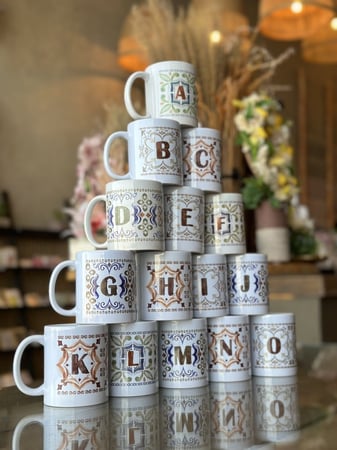 عيديات اكواب  حروف انجليزي  بالتغليف  بالورد و الشوكلاته والبطاقة