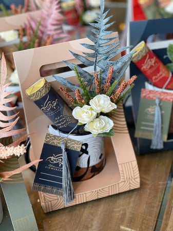 عيديات  "حروف عربي " بالورد و الشوكلاته والبطاقة