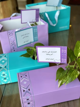 "مناسبات عامة   "هديه كاملة اكواب الحروف الإنجليزية  و الشوكلاته و شجرة البوتس الطبيعيه مع الكيس