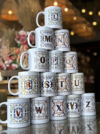 "للمعلم و المعلمة   " اكواب حروف انجليزي بالتغليف  بالورد و الشوكلاته والبطاقة