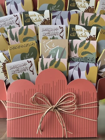 " المعلم والمعلمة " توزيعات 24 شوكلاتة مع بطاقة