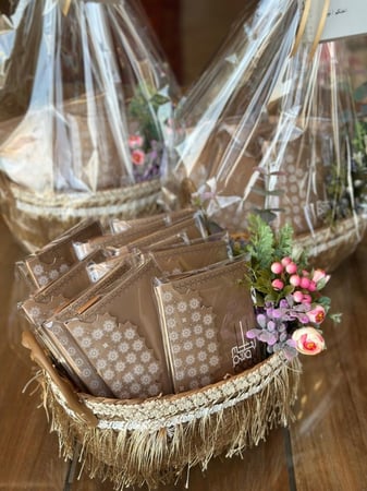 عيديات سلة   و10توزيعات شوكلاته  اللون الذهبي