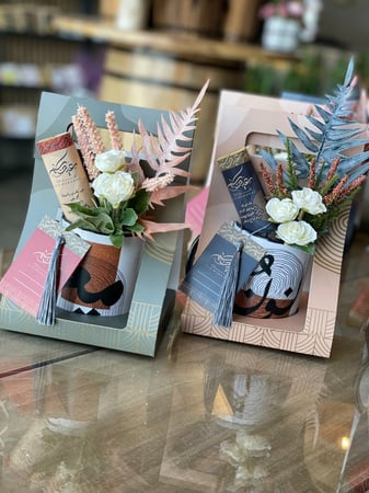 عيديات  "حروف عربي " بالورد و الشوكلاته والبطاقة