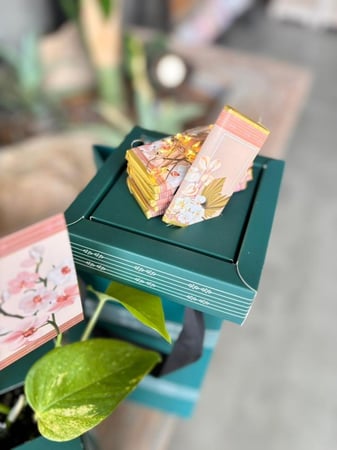 العلب المضيئة مع نبتة البوتس الطبيعية والشوكلاته وبطاقة إهداء  تطبع بالاسم    "مناسب للإهداء لجميع المناسبات"