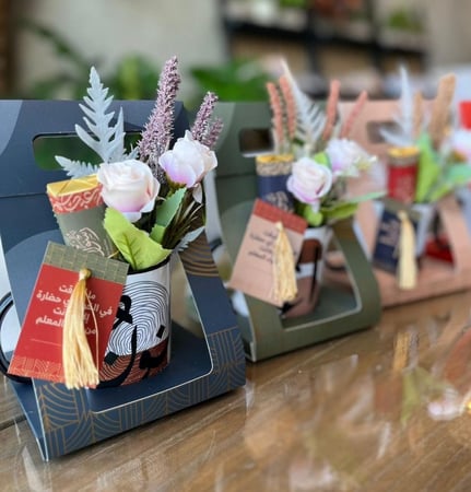 "شكر المعلم والمعلمة " اكواب حروف عربي  بالتغليف  بالورد و الشوكلاته والبطاقة