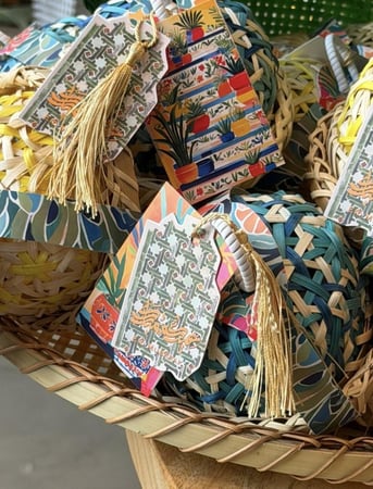 عيديات بالحبة سلة  الشوكلاتة مزينة برسومات فنية أنيقة