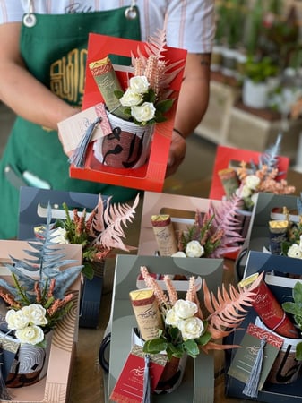 عيديات  "حروف عربي " بالورد و الشوكلاته والبطاقة