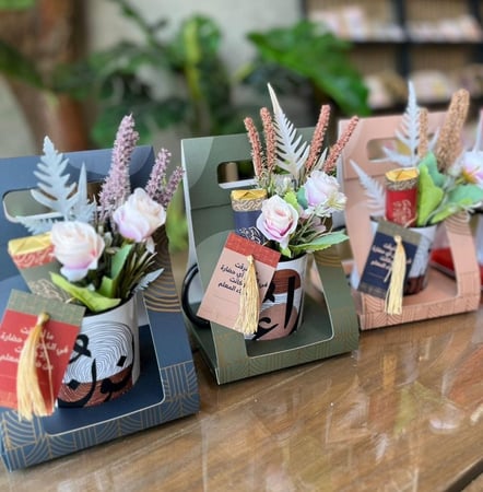 "شكر المعلم والمعلمة " اكواب حروف عربي  بالتغليف  بالورد و الشوكلاته والبطاقة