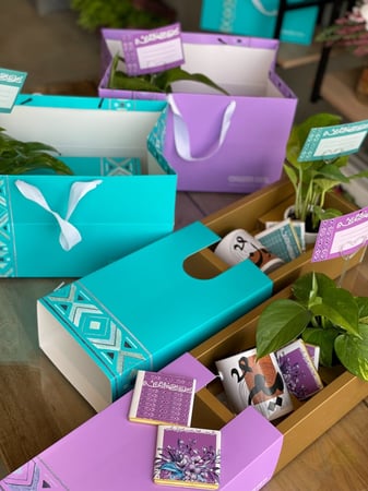 عيدية كاملة  بوكس مع الكيس واكواب الحروف العربي و الشوكلاته و شجرة البوتس الطبيعيه