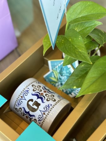 "مناسبات عامة   "هديه كاملة اكواب الحروف الإنجليزية  و الشوكلاته و شجرة البوتس الطبيعيه مع الكيس