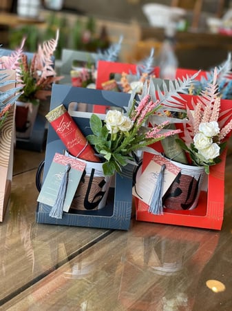 عيديات  "حروف عربي " بالورد و الشوكلاته والبطاقة