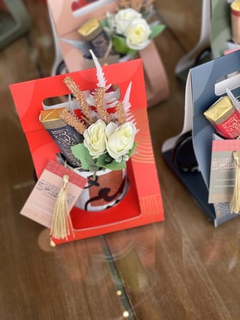 ""تخرج "" اكواب حروف بالتغليف  بالورد و الشوكلاته والبطاقة