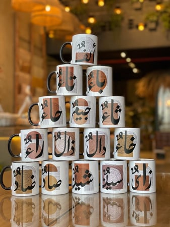 ""تخرج "" اكواب حروف بالتغليف  بالورد و الشوكلاته والبطاقة