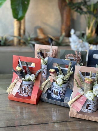 عيديات اكواب  حروف انجليزي  بالتغليف  بالورد و الشوكلاته والبطاقة