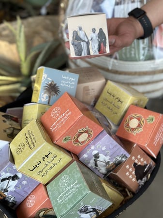 سلة كبيرة -24 بوكس توزيعات يوم  التأسيس تمر وبلونة وبرشور تلوين