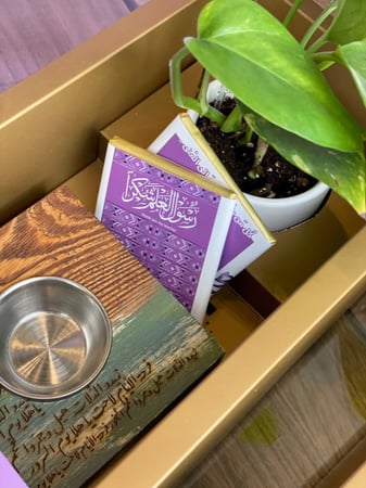 "شكر للمعلمة والمعلم " بوكس مع الكيس و"المبخرة" و الشوكلاته و شجرة البوتس الطبيعيه