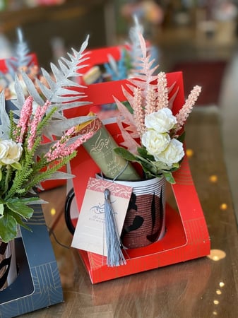 عيديات  "حروف عربي " بالورد و الشوكلاته والبطاقة