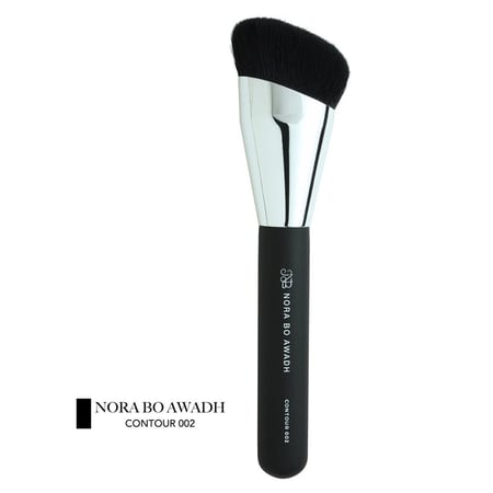 فرشاة بقصة شعر مائلة صممت لنحت و إبراز الملامح للكونتور 002