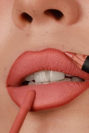 محدد الشفايف نوره بو عوض درجة دارك فليمنج