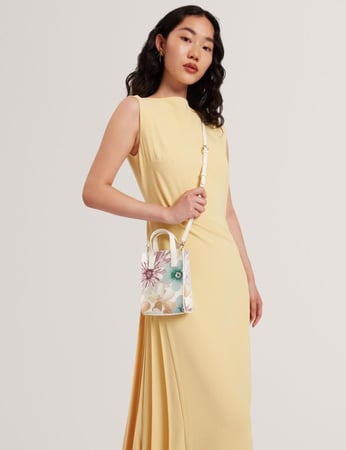 جديد - شنطة تيد بيكر بطبعة أزهار أبيض