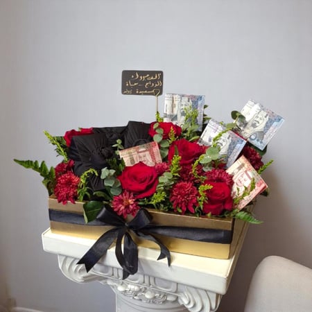 تنسيق هدايا بالورد الطبيعي مع مبلغ مالي