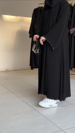 عبايه تطريز اسود قماش كريب ملكي  نص كلوش العبايه بطقطق مخفي  السعر شامل الطرحه والتوصيل