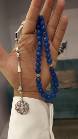 سبحة حجر طبيعي الملفتة