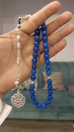سبحة حجر طبيعي الملفتة