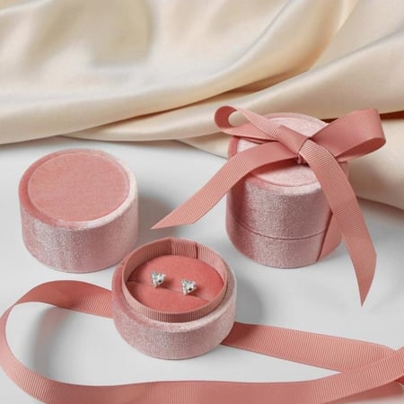 علبة كيتي مع شريطة