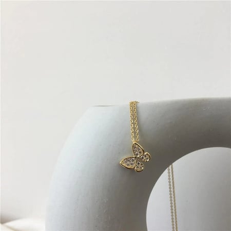 قلادة الفراشة الذهبية