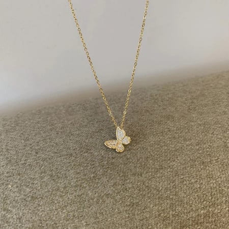 قلادة الفراشة الذهبية