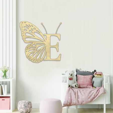 منحوتة اكريلك بتصميم حرف "E"