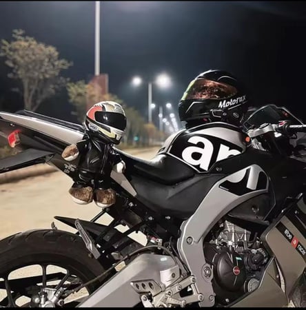 خوذة و دمية للدراجة النارية