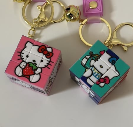 ميدالية هيلو كيتي مع لعبة مكعب