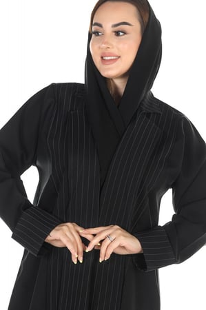 عباية كوت منسوجة من قماش الكريب الفاخر مع طرحتها
