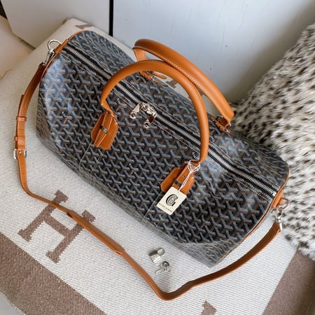 شنطة سفر  goyard