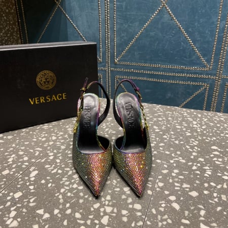 كعب versace