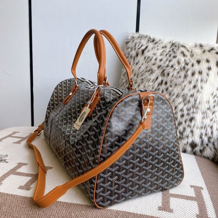 شنطة سفر  goyard