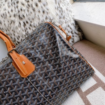 شنطة سفر  goyard