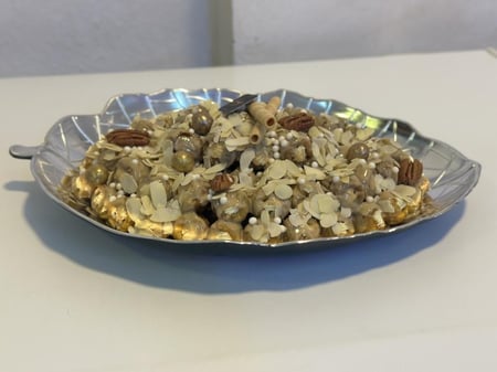 صينية شكل ورقة كيلو ونص او كيلوين سكري مكشوف محشي دايجستف باللوز والطحينه مغطى بصوص الطحينة اوالكراميل ( غير قابل لشحن فقط الرياض)