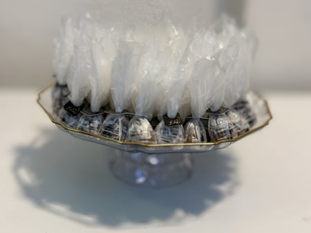 صينية دائرية وسط اكريلك شفاف بساق كيلو ونص75 حبة  تمر سكري محشي ومغلف كل حبة 12نوع حشوة