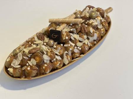 صينيه كيلو حول60حبة سكري مكشوف محشي دايجستف باللوز والطحينه مغطى بصوص الطحينة او الكراميل ( غير قابل لشحن فقط الرياض)