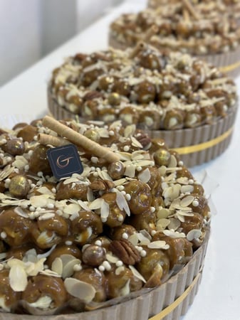 صينية كيلو ونص تقريبا90 حبه سكري مكشوف محشي دايجستف باللوز والطحينه مغطى بصوص طحينة او الكراميل ( غير قابل لشحن فقط الرياض)