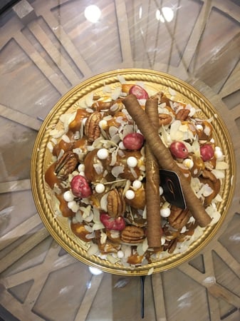 صحن صغير نص كيلو حول 30 حبة سكري مكشوف محشي دايجستف باللوز والطحينه مغطى بصوص الطحينة او الكراميل ( غير قابل لشحن فقط الرياض)