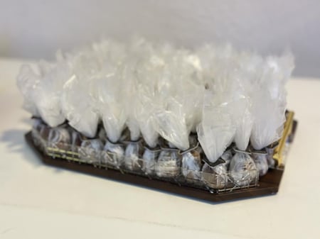 صينبة كبيرة  فخمة  اكريلك مع خشب كيلوين ١٠٠ حبة  تمر سكري محشي ومغلف كل حبة